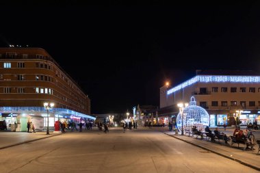 - 23. Ocak 2021. Novi Sad, Sırbistan. Novi Sad 'ın şehir merkezinin gece görüntüleri. Mimari ve gece hayatı ile film tahıllarıyla seçici odaklı insanlar..