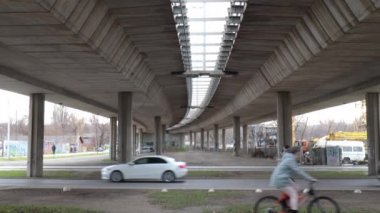 - 24. Ocak 2021. Novi Sad, Sırbistan. Bulutlu bir günde köprü inşaatı sırasında yoldan geçen insanları ve arabaları görüyorum. Yazı