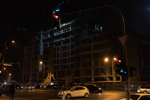 Night Image Building Construction Site Crane Scaffolds Cars Passing Street — Stock Photo, Image