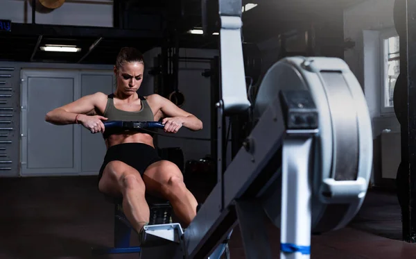 Genç Güçlü Terli Güçlü Kaslı Kaslı Bir Kadın Spor Salonunda — Stok fotoğraf