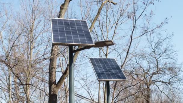 Dos Paneles Solares Que Funcionan Con Energía Solar Día Soleado — Vídeos de Stock