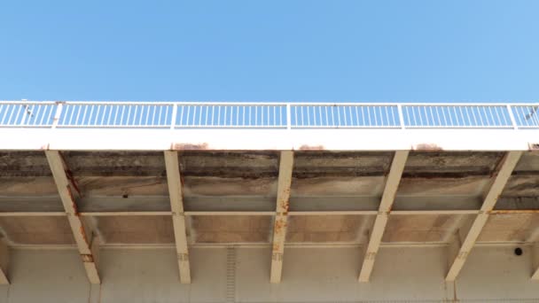 雨や湿気による関節部の錆びた場所を持つ金属製の橋の建設 — ストック動画