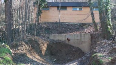 Bir foseptik tankı ve parktaki umumi tuvalet için atık su için toprak ve boru hattı.