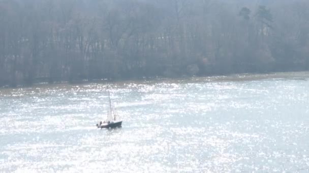 Küçük Yelkenli Gemi Rüzgarın Yardımıyla Nehir Boyunca Yavaşça Ilerliyor — Stok video