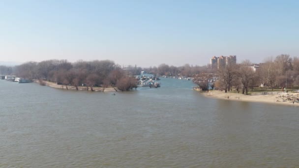 Uitzicht Steiger Met Verankerde Boten Schepen Aan Rivier Omgeven Door — Stockvideo