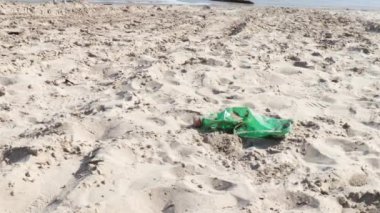Plastik şişe sahile atılmış çöp ve çöp gibi çevreyi kirletmek için.