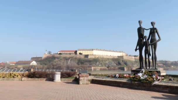 Novi Sad 塞尔维亚 以多瑙河和Petrovaradin要塞为背景的二战纳粹匈牙利受害者纪念碑 — 图库视频影像