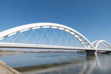 Sırbistan 'ın Novi Sad kentinde su üzerinde kemerli yeni bir köprü inşa edildi