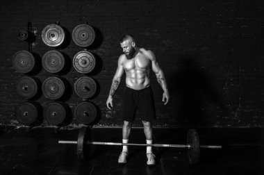 Genç, aktif, terli, güçlü, güçlü, kaslı, halter ağırlıklı, halter kaldıran, ağırlık kaldıran, ağırlık kaldıran, spor salonunda ağırlık kaldıran ve ağırlık kaldıran genç bir adam. Gerçek insanlar spor yapıyor.