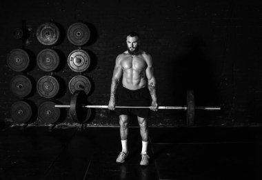 Genç, aktif, terli, güçlü, güçlü, kaslı, halter ağırlıklı, halter kaldıran, ağırlık kaldıran, ağırlık kaldıran, spor salonunda ağırlık kaldıran ve ağırlık kaldıran genç bir adam. Gerçek insanlar spor yapıyor.