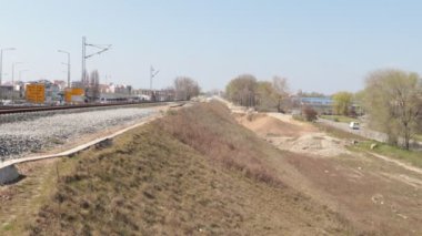 Yüksek hızlı tren yolculuğu ve taşımacılığı için rayları ve çakılları olan bir demiryolu inşaatı