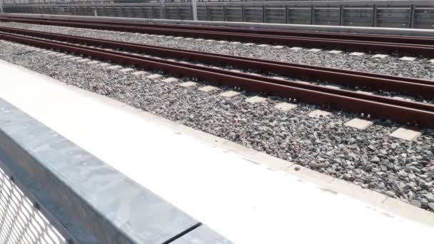 Νέες Μεταλλικές Σιδηροδρομικές Γραμμές Για Αμαξοστοιχίες Και Θρυμματισμένες Πέτρες — Αρχείο Βίντεο