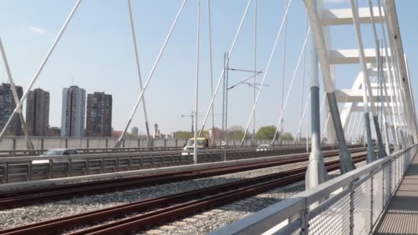 Část Silničního Železničního Mostu Auty Vozidly Pohybu Selektivní Zaměření — Stock video