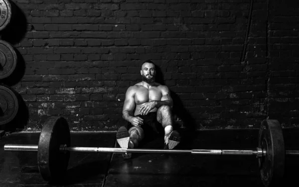 Joven Fuerte Ajuste Sudoroso Musculoso Hombre Sentado Suelo Del Gimnasio —  Fotos de Stock