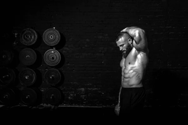 Junger Verschwitzter Kräftiger Muskulöser Mann Mit Großen Muskeln Beim Side — Stockfoto