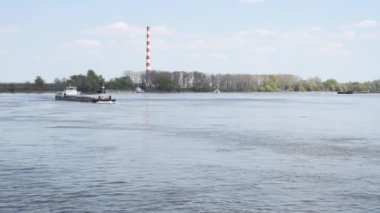 Kargo tankeri mavnası gemisi ya da tekne tahıl ve yiyecek için Tuna Nehri 'ne yelken açıyor.