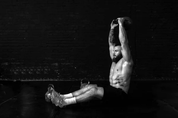 Joven Activo Sudoroso Fuerte Musculoso Forma Hombre Con Grandes Músculos —  Fotos de Stock