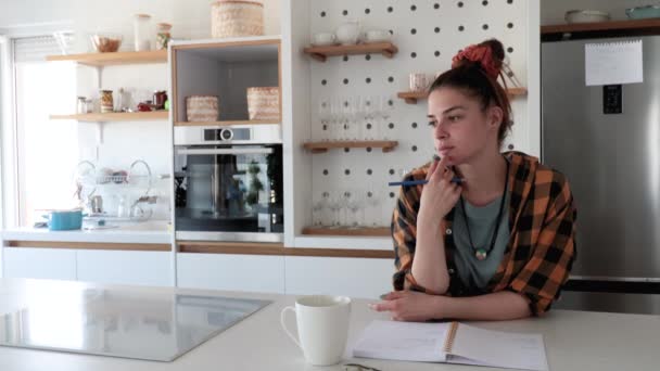 Joven Ama Casa Feliz Recién Casada Para Cocina Leyendo Recetas — Vídeos de Stock