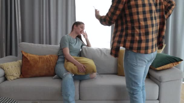 Nygift Ung Par Där Man Attackerar Och Psykiskt Misshandlar Sin — Stockvideo