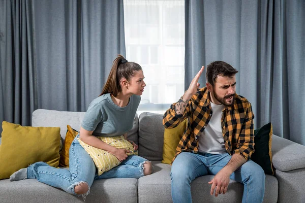 Mujer Joven Pareja Hombre Sentado Sofá Sala Estar Tuvo Una — Foto de Stock