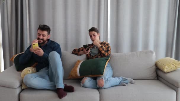 Evdeki Genç Çiftin Akıllı Telefonlarda Sosyal Ağlar Aracılığıyla Sohbet Flörtleşmeden — Stok video