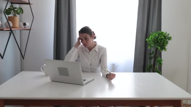 Молодая Деловая Женщина Работает Своим Ноутбуком Офисе Проверяет Статистику Компании — стоковое видео