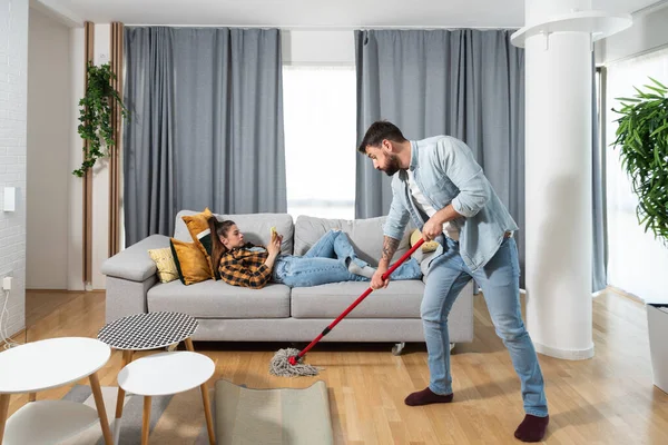 Jovem Casal Seu Apartamento Homem Limpa Limpar Chão Uma Mulher — Fotografia de Stock