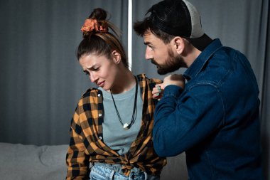 Genç bir çift, bir kadının yüzüne tokat atmak istiyor. Aile içi şiddet ve istismar kavramı.