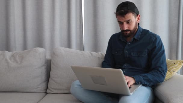 Jovem Criativo Estressado Freelance Homem Sentado Sua Casa Sala Estar — Vídeo de Stock