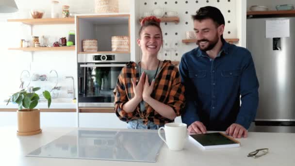 Happy Young Influencers Ζευγάρι Πυροβολεί Νέο Περιεχόμενο Βίντεο Τους Στην — Αρχείο Βίντεο