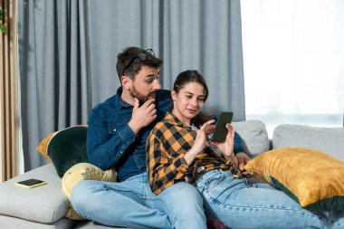 Genç adam kız arkadaşının mesajlarını incelemesine ve akıllı telefonunu araştırmasına izin veriyor. Böylece ona kıskanacak bir şeyi olmadığını ve ona sadık olduğunu kanıtlıyor.