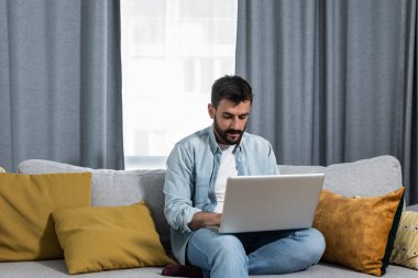 Genç serbest çalışan bir iş adamı bilgisayarında özgeçmişiyle birlikte çalışmak istediği şirketlere iş teklifi olarak bir e-posta yazıyor.