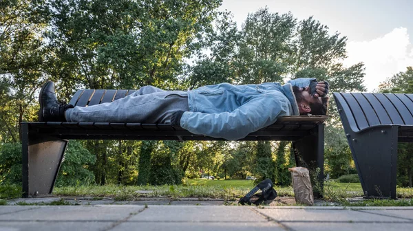 Νέοι Φτωχοί Βρώμικο Μεθυσμένος Αλκοολικός Άστεγος Πρόσφυγας Κοιμάται Στο Ξύλινο — Φωτογραφία Αρχείου