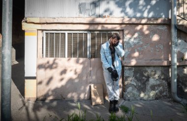 Depresyona girmiş, çaresiz, aç evsiz bir adam mahallede üzgün sefil hayatı, sosyal belgesel konsepti için ağlamak istiyor.