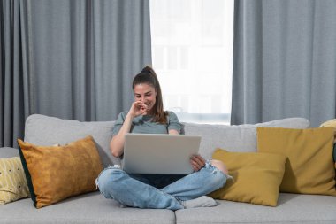 Gözyaşlarının eşiğindeki genç kadın yalnız başına oturuyor ve mutlu görünüyor. Hastaneden bir doktorun göğüs kanseri için tıbbi sonuçlarının negatif olduğunu söylüyor.