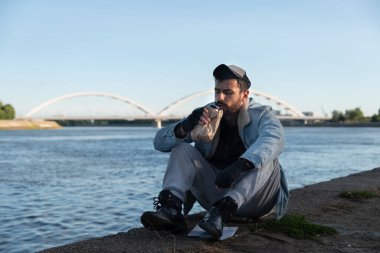 Depresyonda olan sarhoş evsiz adam köprünün altında oturmuş alkol içiyor ve intihar etmek için nehre atlayıp hayatını sonlandırmayı düşünüyor.