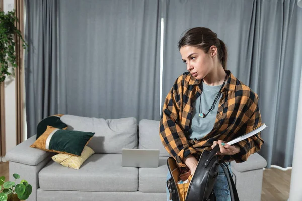 Genç kadın çantasında kaybettiği ya da unuttuğu anahtarları bulmaya çalışıyor. 