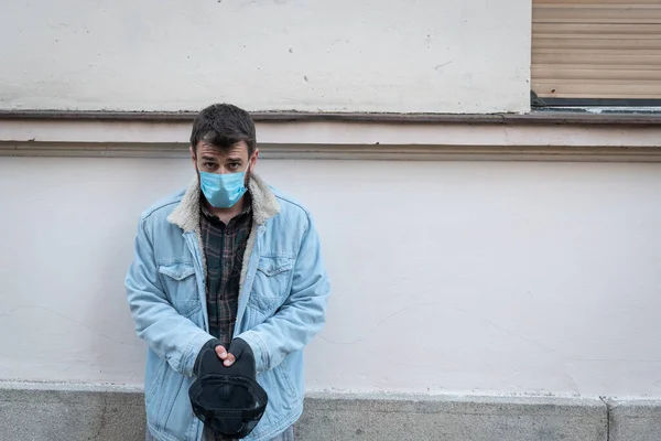 Νεαρός Απελπισμένος Πεινασμένος Άρρωστος Άστεγος Προστατευτική Μάσκα Προσώπου Που Ζητιανεύει — Φωτογραφία Αρχείου