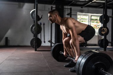 Genç, aktif, terli, güçlü, güçlü, kaslı, halter ağırlıklı, ağırlık kaldıran, ağırlık kaldıran, spor salonunda ağırlık kaldırma egzersizi yapan, spor salonunda egzersiz yapan, gerçek insanlar.