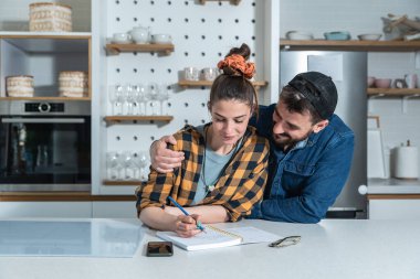 Mutfakta duran genç mutlu çift, nişan törenlerinde almaları gereken yiyecek ve içeceklerin bir listesini yapıyor. Yeni bir daireye taşınıyorlar. 
