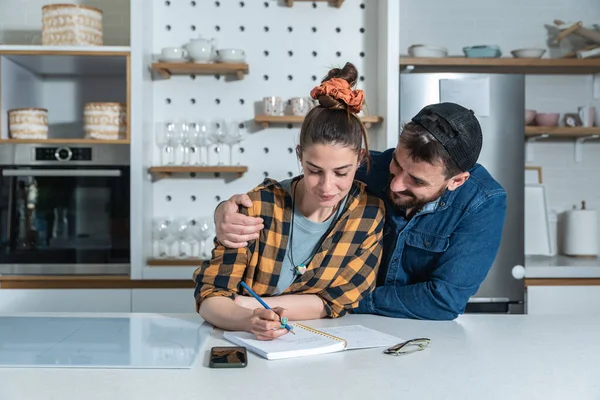 Mutfakta duran genç mutlu çift, nişan törenlerinde almaları gereken yiyecek ve içeceklerin bir listesini yapıyor. Yeni bir daireye taşınıyorlar. 