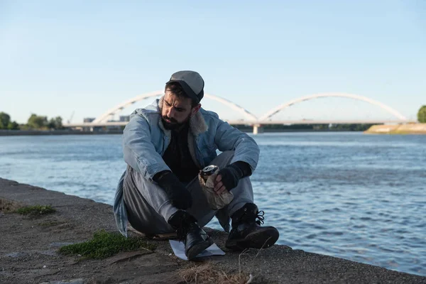 Νεαρός Καταθλιπτικός Μεθυσμένος Άστεγος Που Κάθεται Κάτω Από Γέφυρα Πίνοντας — Φωτογραφία Αρχείου