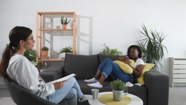 年轻的黑人妇女在办公室里与一位心理治疗师坐在一起 举行了一次谈话疗法会议 试图解决抑郁和焦虑的问题 有选择地集中注意力 — 图库视频影像
