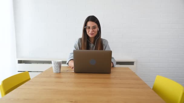 Jovem Experiente Freelancer Especialista Mulher Negócios Trabalhando Casa Partir Escritório — Vídeo de Stock