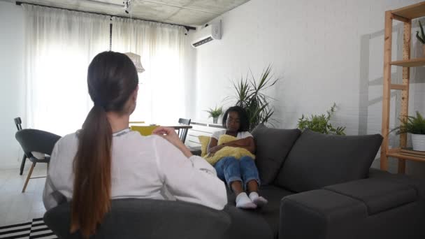 Mladý černošky Afrika žena sedí s psychoterapeut v kanceláři má rozhovor terapie relace se snaží vyřešit problém deprese a úzkosti útoky, selektivní zaměření