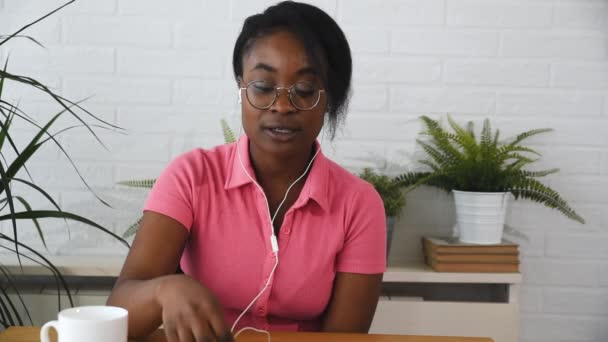 彼女は強い不安やうつ病の攻撃を受けた後 彼女の精神療法士と彼女のラップトップコンピュータ上のビデオ通話を介して彼女の家に座っている若いアフリカの黒人女性 — ストック動画