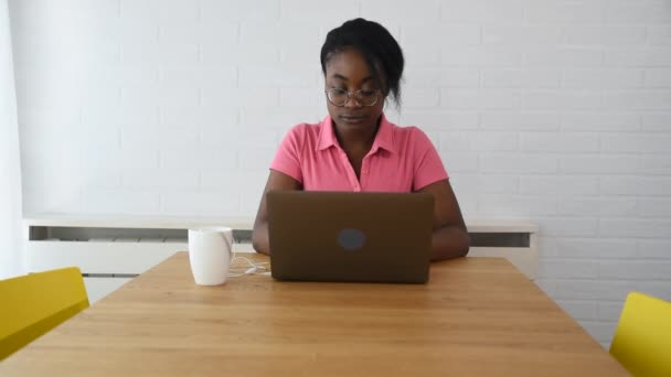 Jovem Negra Mulher Negócios Africano Desenvolvedor Web Freelancer Trabalhando Line — Vídeo de Stock