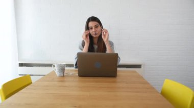 Genç başarılı iş kadını serbest çalışan web geliştirici. Ev bilgisayarından yeni projede çalışıyor. Bilgisini, onu işe alan şirketin sorunlarını çözmek için kullanıyor.