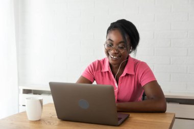 Genç deneyimli siyahi Afrikalı serbest çalışan iş kadını şirket yönetimiyle çevrimiçi video konferansı düzenleyip onlara yeni fikirler ve çözümler açıkladı. 