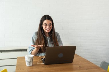 Yurt dışından çalışan deneyimli iş kadını. İnternetteki video görüşmesi hakkındaki fikirlerini işverenine, bilgisayar kamerasına, iletişim konseptine anlatıyor.